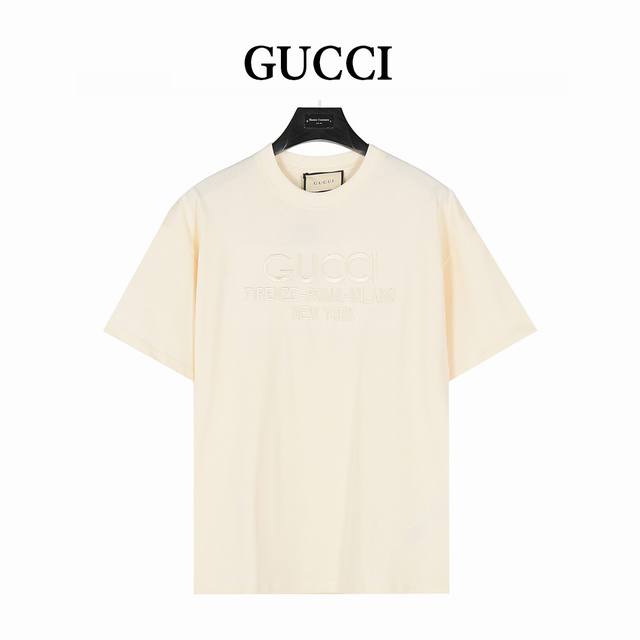 Gucci 古驰 25Ss 暗纹Gucci城市刺绣短袖T恤 休闲装与T恤巧妙融入简约廓形，搭配时尚靴子与大号肩背包， 率性驾驭多种时尚型格。这款以米白色重磅针织