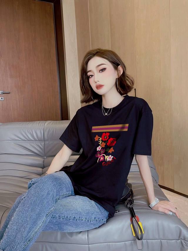Gucci 花卉字母短袖上身图