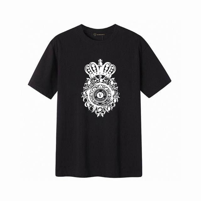 Versace 范思哲皇冠字母短袖T恤,简单的设计看起来特别大方！版型剪裁特别有讲究！上身很洋气显瘦内搭外穿都看高密针织圆领设计，平整简约！亲肤透爽！T恤面料的
