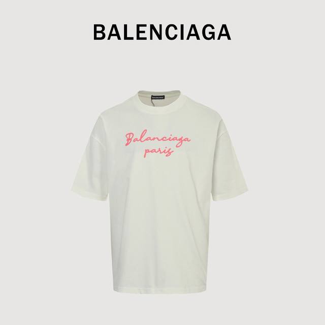 Balenciaga 巴黎世家 25Ss 粉字母短袖T恤 面料采用定制240G 26支特滑双股精棉平纹高密无尘全棉布料。前幅高密度加厚，走线平整，代工品质，全套