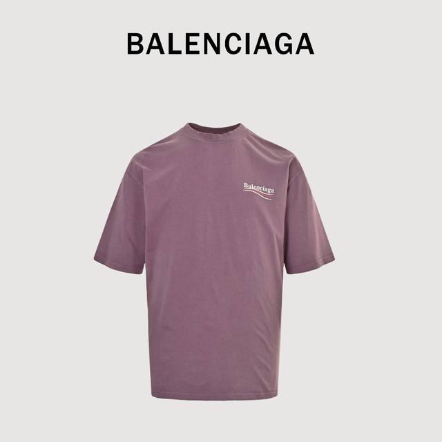 Balenciaga 巴黎世家 25Ss 可乐字母短袖T恤 我们定做定染了 G双纱面料 螺口也是定染的十字螺纹 在经过水洗炒色让整件衣服有泛白做旧效果 前面的印