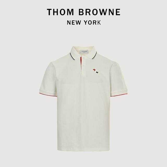 Thom Browne 汤姆布朗 25Ss 小狗章仔贴饰刺绣短袖Polo衫 客供精仿棉打造珠地材质面料，质感柔软细腻爽滑，舒适透气凉爽， 且久穿久洗不褪色不变形