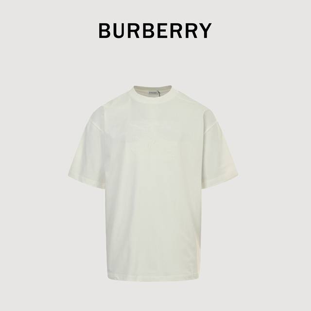 Burberry 巴宝莉 25Ss 胸前暗纹战马立体刺绣短袖T恤 采用260G双纱纯棉面料，洗水后达260G高克重，~厚实不变形亲肤感巨好~ 纯棉柔软面料 对色