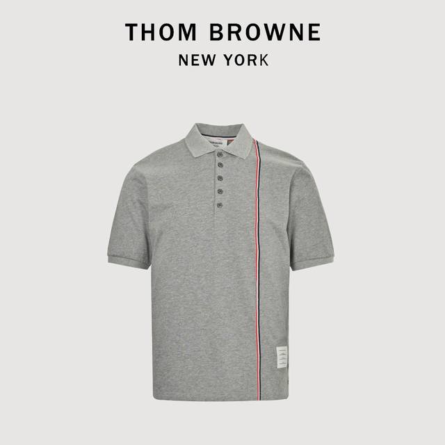 Thom Browne Tb 侧织带珠地棉短袖Polo衫 面料甄选32支双纱全棉珠地棉克重 克，还原原版，前片胸口织带采用色织工艺，需要将织带织进面料中，起订量