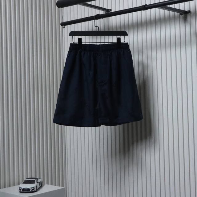 Balenciaga 巴黎世家 25Ss 满印暗纹提花短裤独家定织铜氨纤维混纺面料 坯布提花做满印标语图案 小缸定染后手工裁片 完美拼接字母对位效果 细节拉满尺