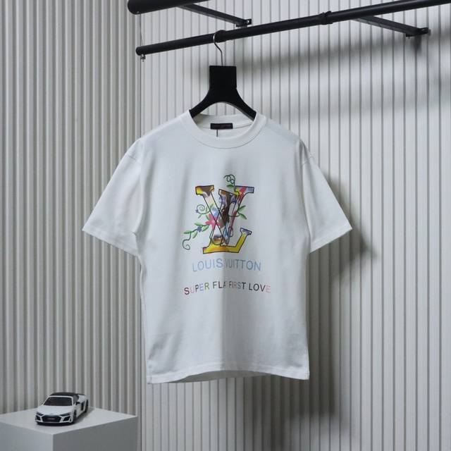 Louis Vuitton 路易威登 Lv 25Ss 花卉短袖T恤面料采用定制240G 26支特滑双股精棉平纹高密无尘全棉布料。前幅高密度加厚，走线平整，代工品