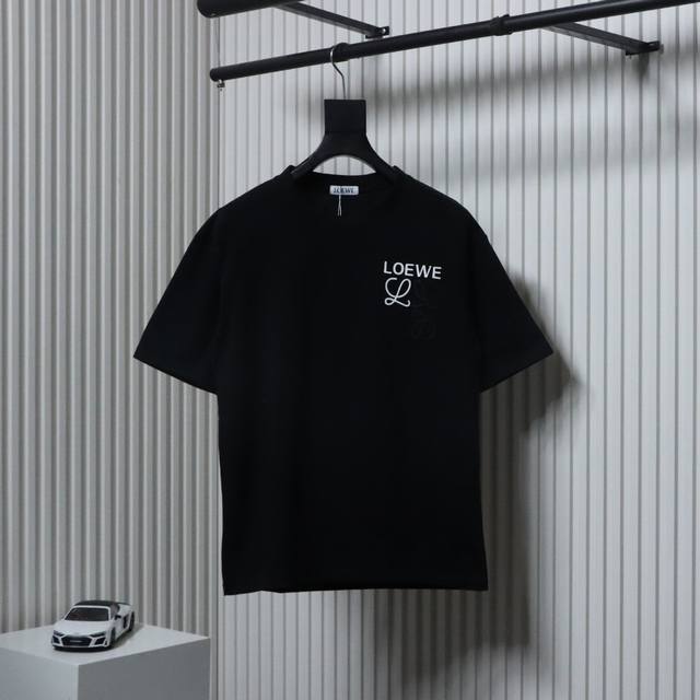 Loewe 罗意威 硅胶撞色四叶草短袖T恤面料采用定制240G 26支特滑双股精棉平纹高密无尘全棉布料。前幅高密度加厚，走线平整，代工品质，全套定制辅料。 Si