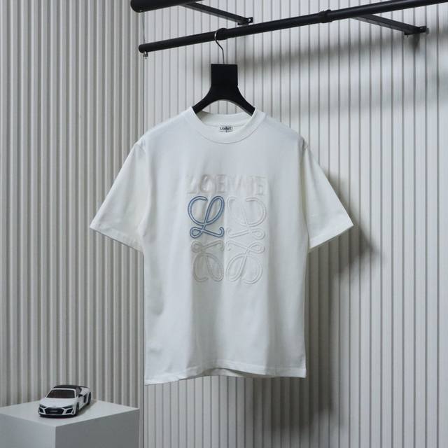 Loewe 罗意威 25Ss 中空刺绣四叶草短袖面料采用定制240G 26支特滑双股精棉平纹高密无尘全棉布料。前幅高密度加厚，走线平整，代工品质，全套定制辅料。