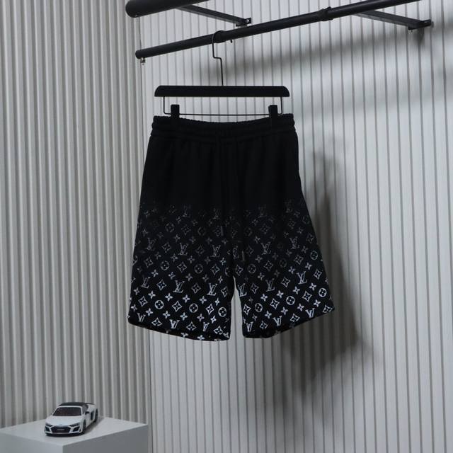 Louis Vuitton 路易威登 25Ss 渐变老花印花短裤 面料为定制380克洗水纯棉毛圈面料，手感舒适。采用手工网印花工艺，无惧起皮脱落，上身丝滑透气。