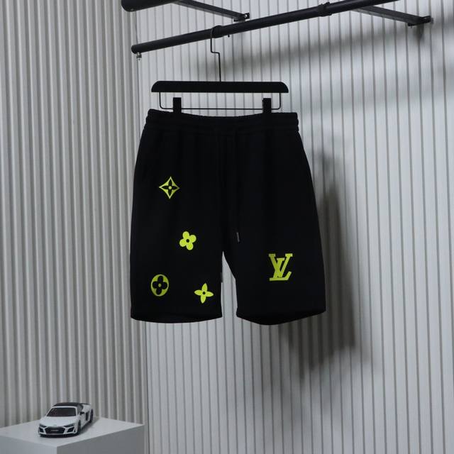 Louis Vuitton 路易威登 25Ss Logo印花短裤 面料为定制380克洗水纯棉毛圈面料，手感舒适。采用手工网印花工艺，无惧起皮脱落，上身丝滑透气。