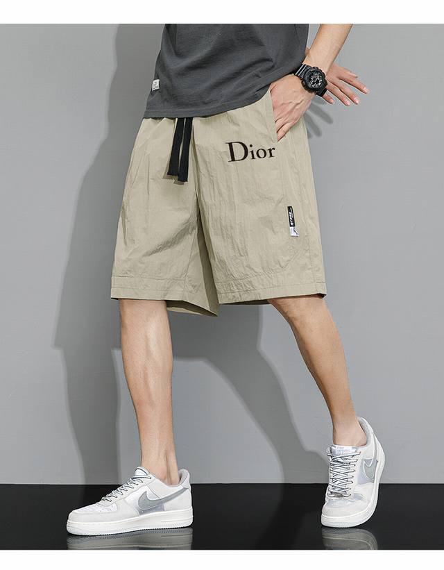 Dior 运动宽松短裤 官网发售｜兼运动与潮流｜超百搭 最大的优点就是柔软轻薄透气 不闷不热 会呼吸的面料 亲肤性跟保形性好 上身超轻便 配合3D立体裁剪工艺