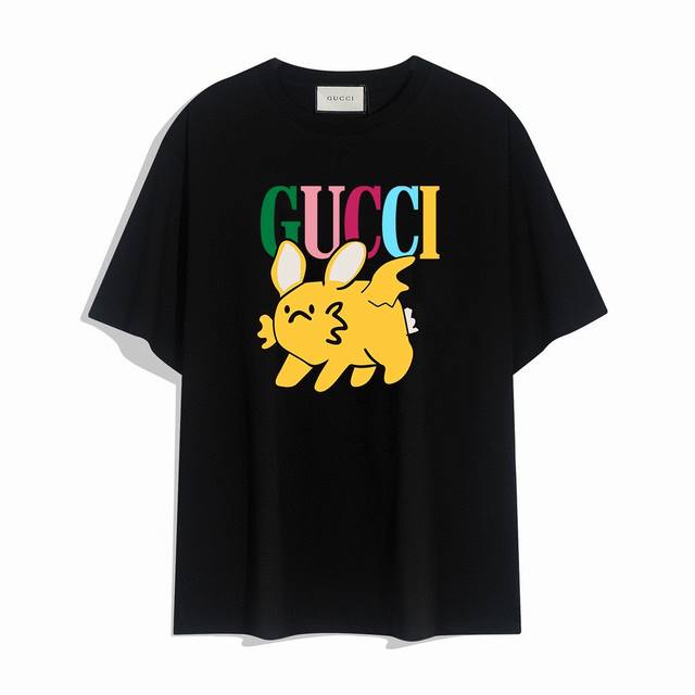 Gucci 新款萌宠系列字母短袖T恤,简单的设计看起来特别大方！版型剪裁特别有讲究！上身很洋气显瘦内搭外穿都看高密针织圆领设计，平整简约！亲肤透爽！T恤面料的柔