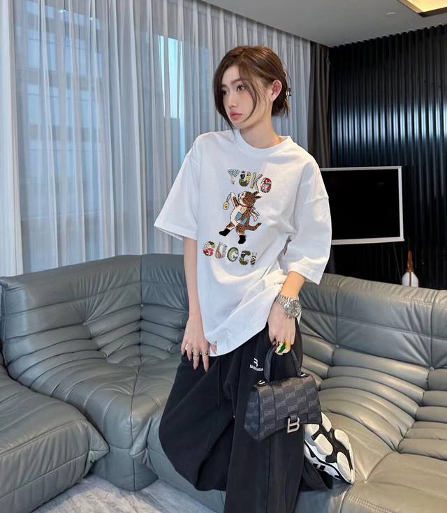 Gucci 穿靴子的猫印花短袖T恤 上身图