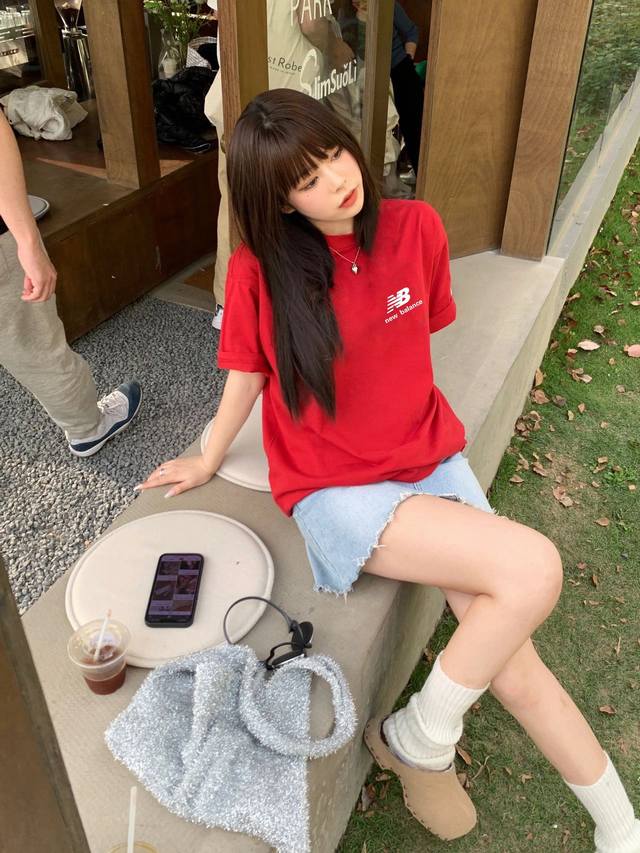 上新！Nb新款情侣圆领短袖T恤！超级吸睛！ 色调上的搭配效果自带层次，视觉上很有高街调性！重工艺高质感，棉质感强，男女同款！ 尺码：S-3Xl 颜色：红色 咖啡