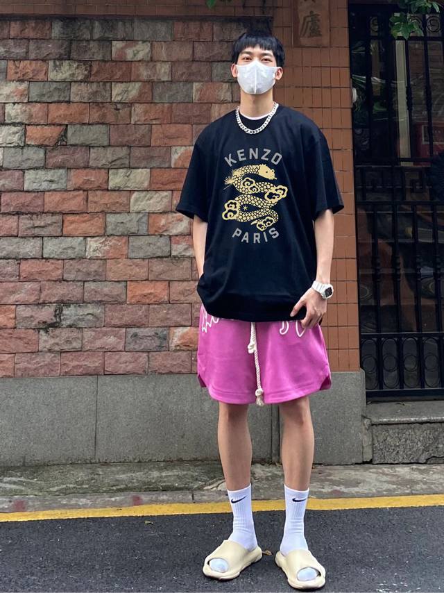 上新！Kenzo 新款图案短袖T恤，夏季必入单品！真的超酷！ 高密针织圆领设计，平整简约！亲肤透爽！T恤面料的柔软性舒适性无可挑剔！男女均可驾驭，打破性别局限性