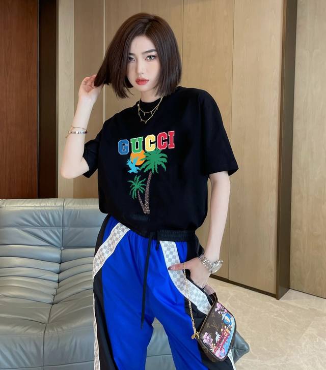 上新！春夏Gucci短袖T恤,版型剪裁特别有讲究！上身很洋气显瘦内搭外穿都看 高密针织圆领设计，平整简约！亲肤透爽！T恤面料的柔软性舒适性无可挑剔！男女均可驾驭