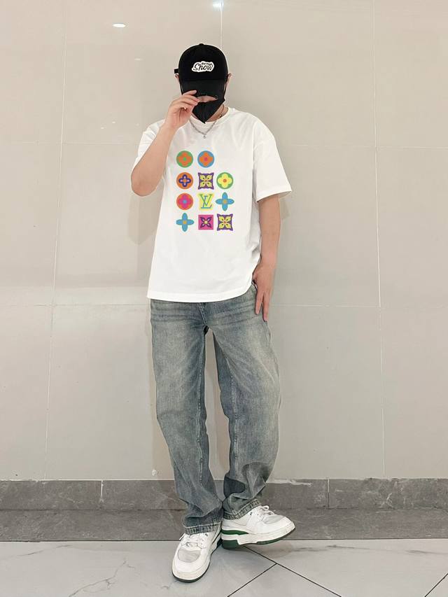 上新！Lv夏季新款圆领短袖T恤！男女同款 Oversize版型宽松！ 这种款式上身回头率超高！基础款的圆领Tee,男女均可驾驭！ 尺码：S-3Xl 颜色：白色