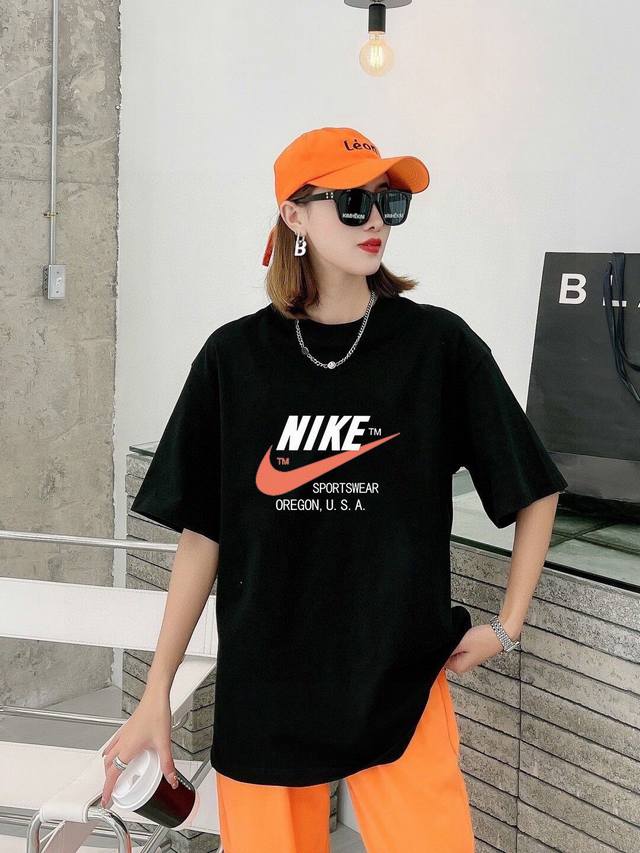 上新！元素碰撞，别致心情！21S夏季新款Nike 耐克短袖T恤。 高密针织圆领设计，平整简约！亲肤透爽！面料的柔软性舒适性无可挑剔！男女均可驾驭，打破性别局限性