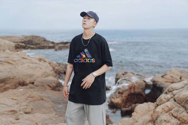 上新！元素碰撞，超级吸睛！Adidas 阿迪达斯三叶草情侣款圆领短袖T恤，全部采用上等原料，质感好颜色鲜明！ 这种款式上身回头率超高！基础款的圆领Tee,男女均