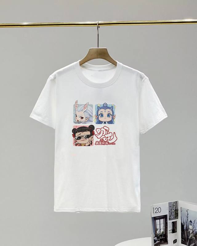 上新！定制款哪吒魔童降世联名款！夏季新品情侣款圆领短袖T恤 面料采用法国进口的纯棉面料，质感细腻饱满，上身亲肤有型！男女同款！ 尺码：S-3Xl 颜色：黑色 白