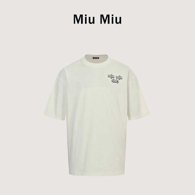 Miumiu 缪缪 25Ss 俱乐部短袖T恤 面料采用定制240G 26支特滑双股精棉平纹高密无尘全棉布料。前幅高密度加厚，走线平整，代工品质，全套定制辅料。