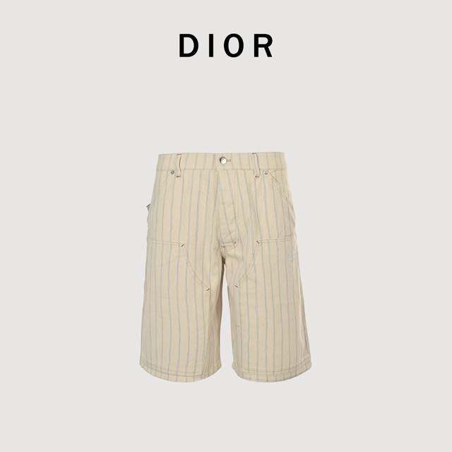 Dior 迪奥 25Ss 口袋条纹Dio字母短裤-红线 以法式优雅为底色，将街头灵感注入25新作，以立体剪裁重构经典廓形，饰以粉色条纹图案，单排扣利落收束身形，