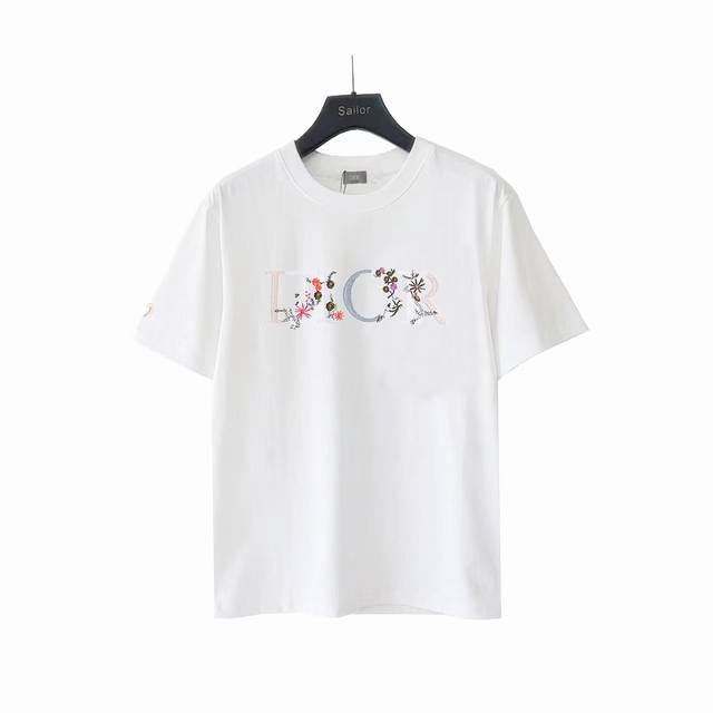实拍细节图+尺码表 Dior迪奥新款胸前渐变色花卉字母刺绣短袖 多样的花朵为Dior标识上衣赋予挚爱浓情 宽松版型显瘦包容性极好 圆领设计修饰了脖颈线条 。胸前