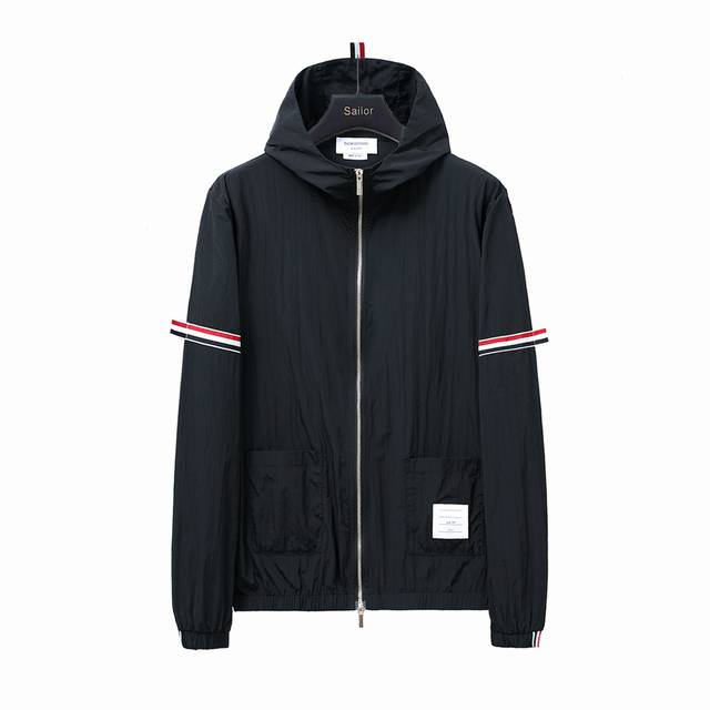 实拍细节图+尺码表 Thom Browne Tb经典双袖标织带条纹高级薄款防晒服外套 面料采用高级定制薄款防晒抗紫外线等级Spf70+ 可提供面料证书认证 面料