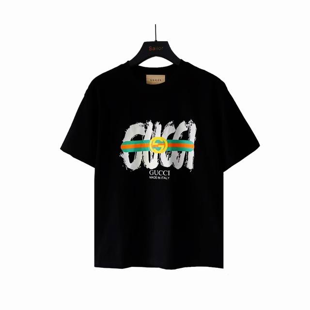 实拍细节图 +尺码表 Gucci 古驰 24Ss腰带涂鸦印花圆领T恤 选用客供定制针织 %纯棉面打造,面料手感细腻，厚实有质感的纯棉布 高密度的机织工艺，如棉絮