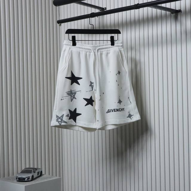 Givenchy 纪梵希 25Ss 星星印花短裤面料采用380G纯棉毛圈面料，订染颜色后整蚀毛处理，对照原版做丝滑超柔处理，布面肌理股线清晰明显，垂感一级棒，做