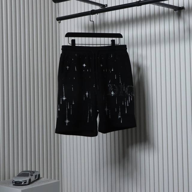Dior 迪奥 25Ss 刺绣字母流星短裤面料采用380G纯棉毛圈面料，订染颜色后整蚀毛处理，对照原版做丝滑超柔处理，布面肌理股线清晰明显，垂感一级棒，做工精致
