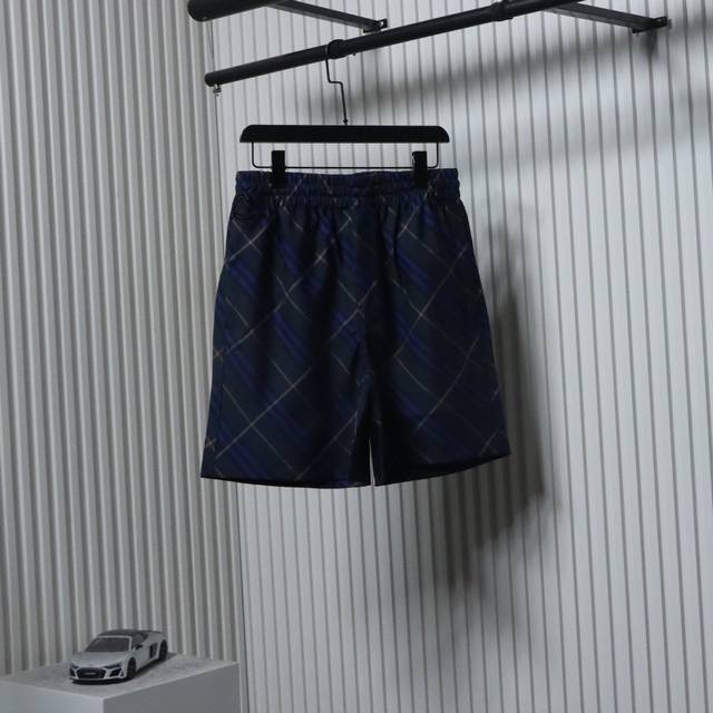 Burberry 巴宝莉 25Ss 男款斜格纹短裤不挑人版型帅气又时髦 后袋饰有马术骑士徽标贴花刺绣低调奢华 进口面料质感轻盈细腻 经典松紧腰版型百搭上身显瘦又
