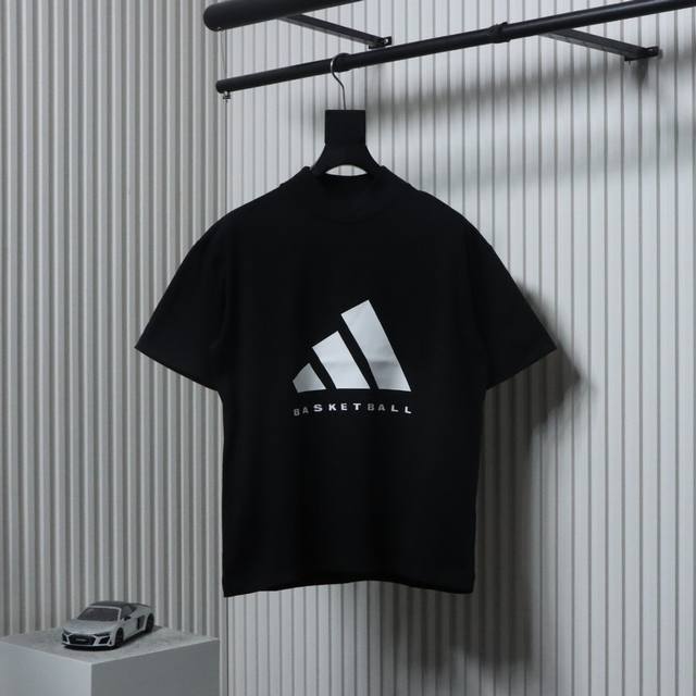 Adidas 阿迪达斯Ad 篮球硅胶短袖T恤早先我们知道此次新系列正是 Jerry Lorenzo 加盟 Adidas 大家庭之后第一次重磅系列，很多玩家都在期