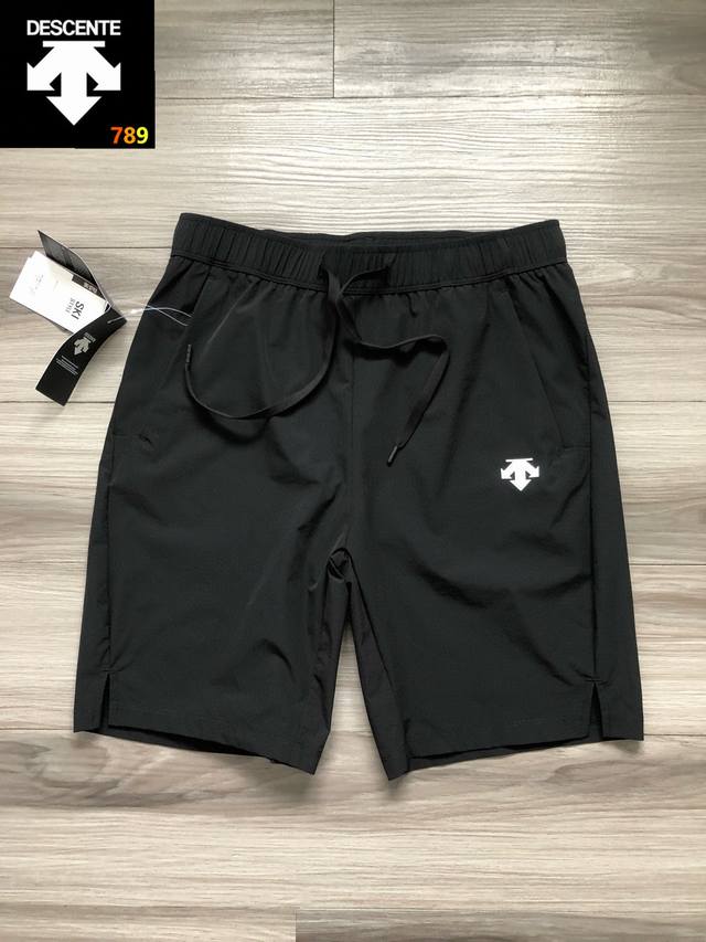 迪桑特3D徽标Logo胶印 男女款防晒吸湿透速干短裤五分裤. 颜色：灰色 黑色. 工艺：3D立体胶印 立体剪裁. 材质：锦纶氨纶混纺. 尺码：M-5Xl. 品质