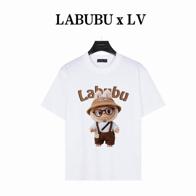 Labubu&Lv 联名 款号:Lb21 白色 240克重磅小落肩100%棉T恤。Os版型，宽松有型好搭配。采用精梳紧密赛络工艺，面料更耐磨。袖口以及下摆三排紧