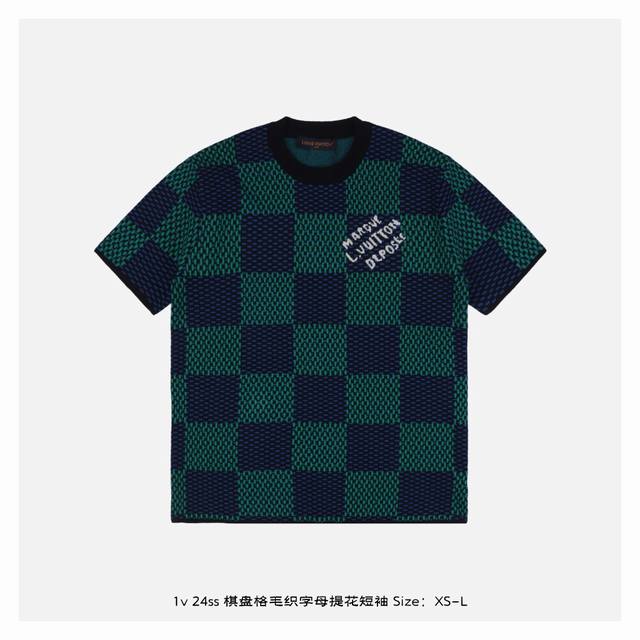 Lv 24Ss 棋盘格毛织字母提花短袖 灵感源自八十年代复古，采用定制面料制作而成，官方同款，以鲜明色调织就 Damier 提花，再借胸前Marque Depo