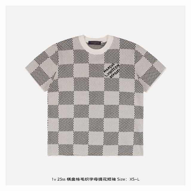 Lv 25Ss 棋盘格毛织字母提花短袖 毛料选用100%全精梳棉纱纱线，从工艺上来说，精梳棉在制作的过程中会清理出多余的杂质，让织出来的物品看起来比较光滑和高档