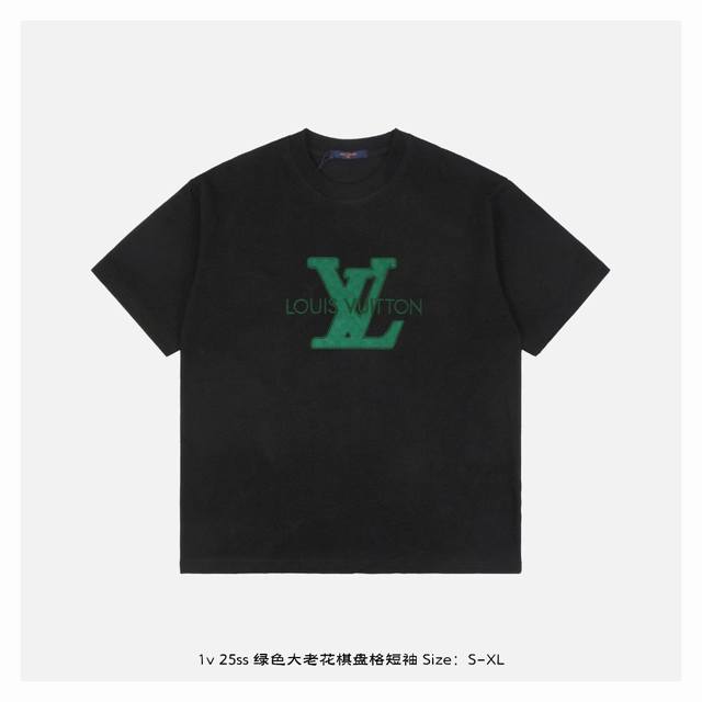 Lv 25Ss 绿色大老花棋盘格短袖 面料采用230克重精梳棉，定制32支1*1螺纹，成衣两遍水洗处理，面料舒适亲肤无异感，定制定染面料，纺织密度高，垂感佳，不