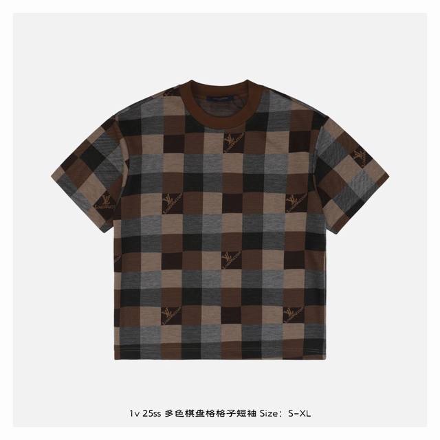 Lv 25Ss 多色棋盘格格子短袖 灵感源自八十年代复古，采用定制面料制作而成，官方同款，面料经过同缸染色工艺处理，手感舒适柔软，既时尚又具有个性，无论男女都非