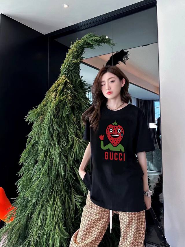 Gucci草莓卡通人字母短袖 上身图