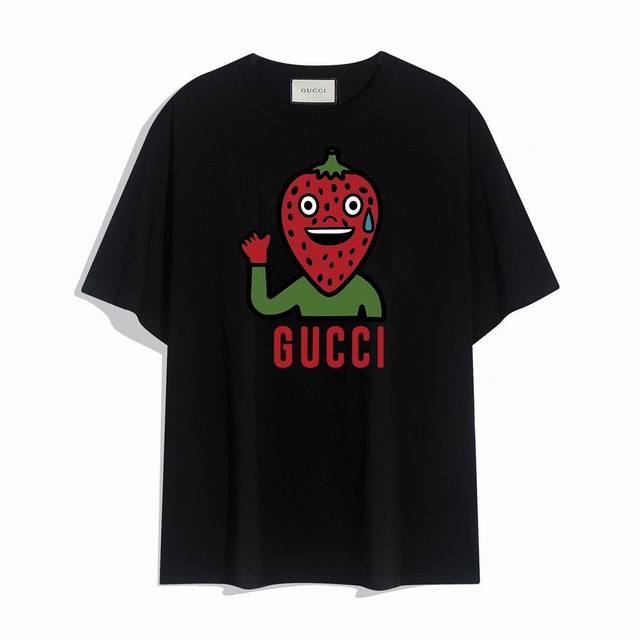 Gucci新款草莓卡通人字母短袖T恤,设计看起来满满的高街范儿！版型剪裁特别有讲究！上身很洋气显瘦内搭外穿都看高密针织圆领设计，平整简约！亲肤透爽！T恤面料的柔