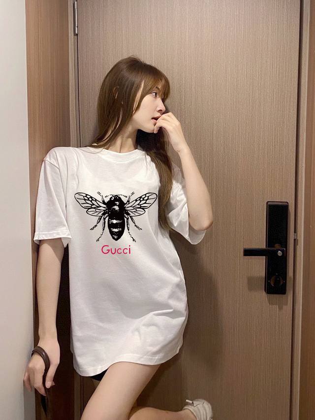 Gucci昆虫字母短袖 上身图