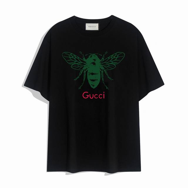 Gucci新款昆虫字母短袖T恤,设计看起来满满的高街范儿！版型剪裁特别有讲究！上身很洋气显瘦内搭外穿都看高密针织圆领设计，平整简约！亲肤透爽！T恤面料的柔软性舒