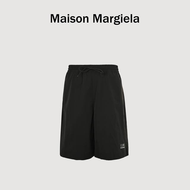 Maison Margiela × Salomon 25Ss 联名数字印花短裤 定制高支高密梭织面料，采用双股尼龙混纺，经纬纱以2 1斜纹组织编织，确保面料在保