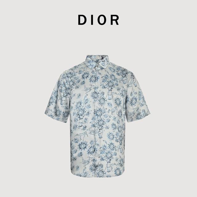 Dior 迪奥 25Ss 花卉动物满印短袖衬衫 Dior春夏新款衬衫来自 Dior And Hylton Nel 联名系列，展现了对艺术家作品的诠释。采用淡蓝色