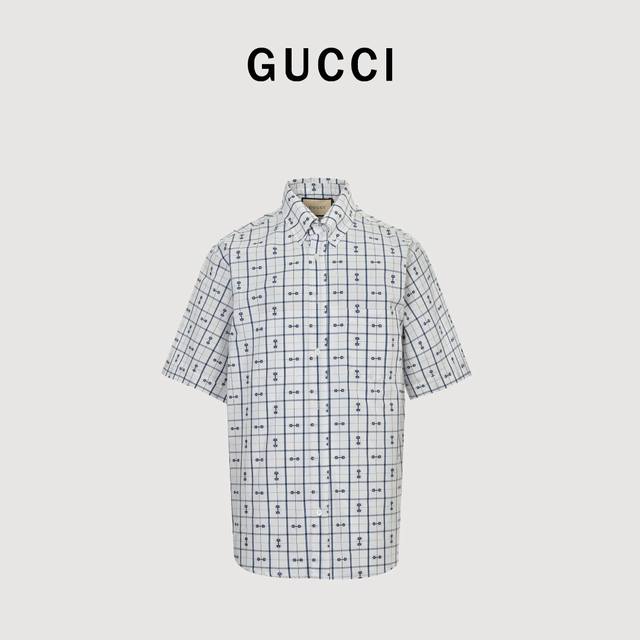Gucci 古驰 24Ss 马衔扣提花短袖衬衫 早春男装系列以缀饰活力印花的运动单品，迎接温暖季节的到来。马衔扣图案为整个设计注入典藏气息，印花图案精巧演绎现代