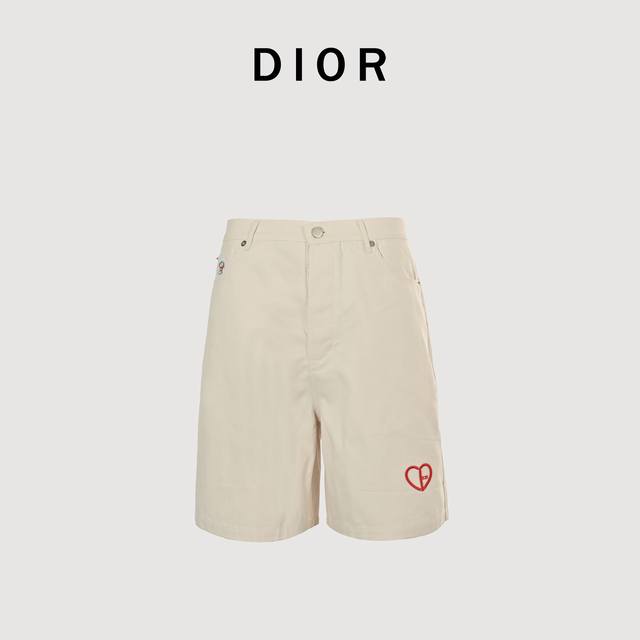 Dior 迪奥 24Ss 情人节限定爱心刺绣短裤 新款短裤本季展示Cd Heart 标志，以几何图案魅力与浪漫风格突显 Dio品牌首字母，采用棉质混纺起绒面料精