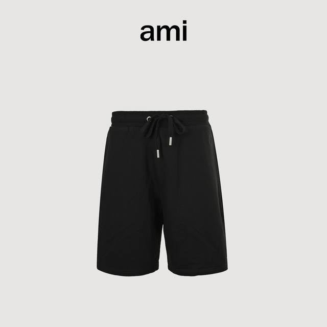 Ami 24Ss 后口袋小爱心标志刺绣短裤-黑色 采用32支460克面料，紧密度高，布面经过轻蚀毛、特殊手感处理等多道染整工序，使面料的布面肌理感更强，面料定制