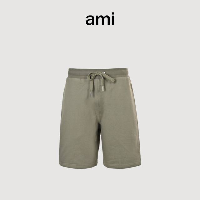 Ami 24Ss 后口袋小爱心标志刺绣短裤-灰绿 采用32支460克面料，紧密度高，布面经过轻蚀毛、特殊手感处理等多道染整工序，使面料的布面肌理感更强，面料定制