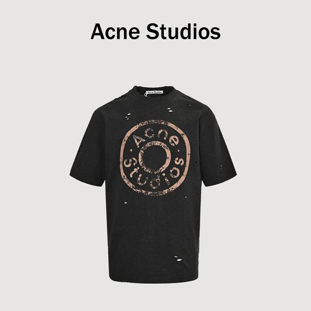 Acne Studios 做旧印花短袖T恤 定制绘梦双股棉质平纹布艺，采用胶浆印花，胸前印花经过三次菲林网板修改，使用胶浆液体涂料在织物上打印图案，烘烤织物以固